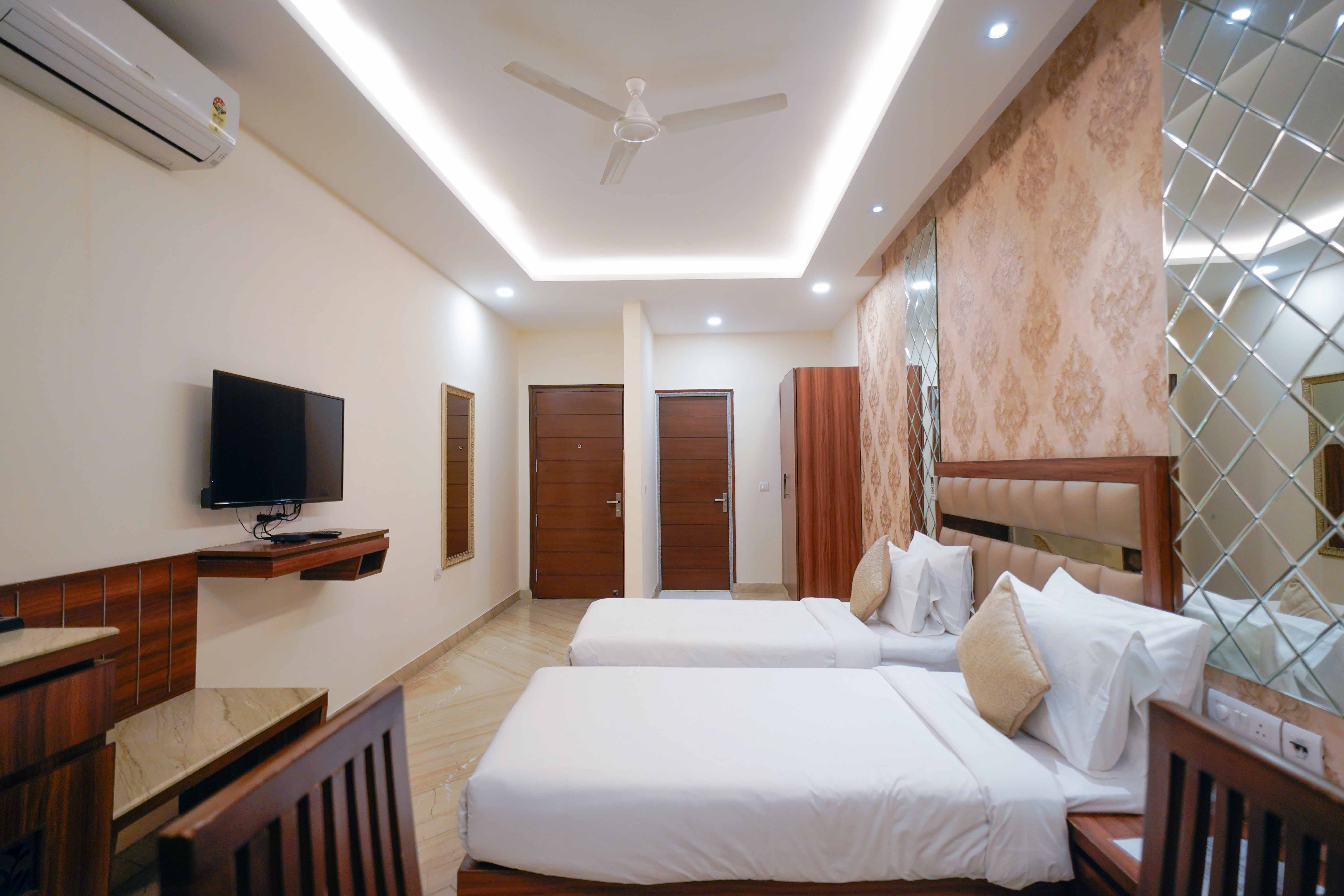 Royal Residence guest room 15