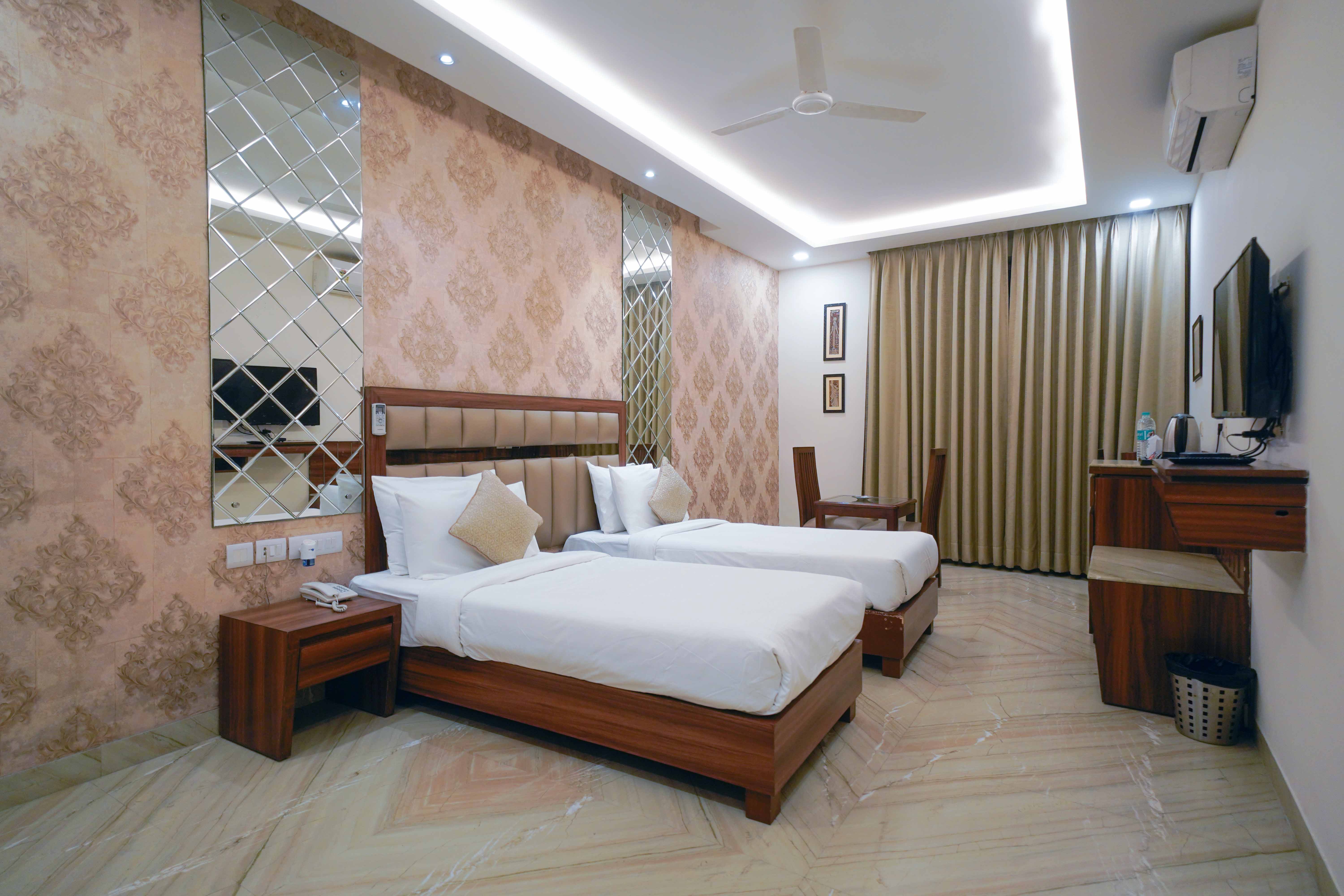Royal Residence guest room 14