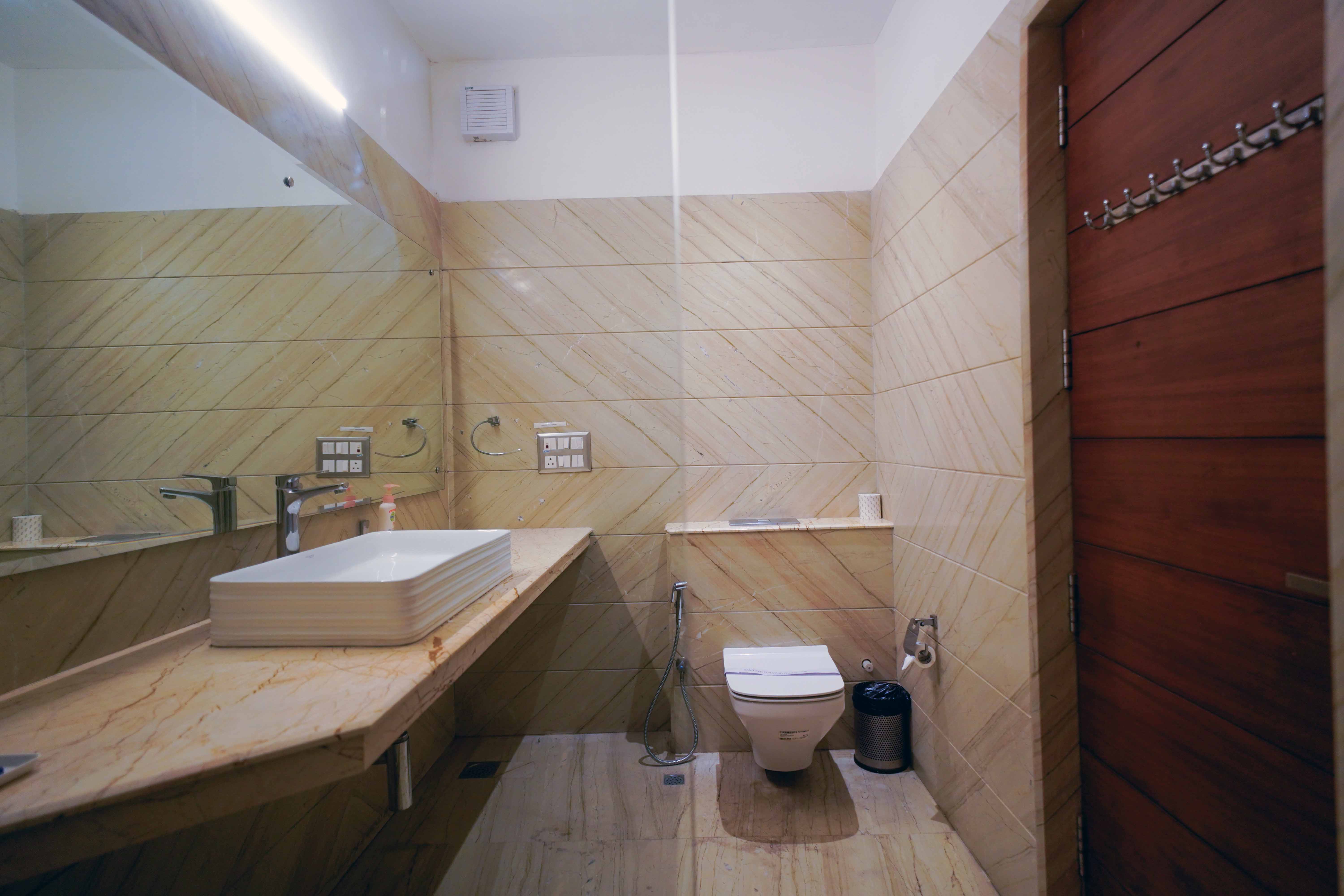 Royal Residence bathroom 1