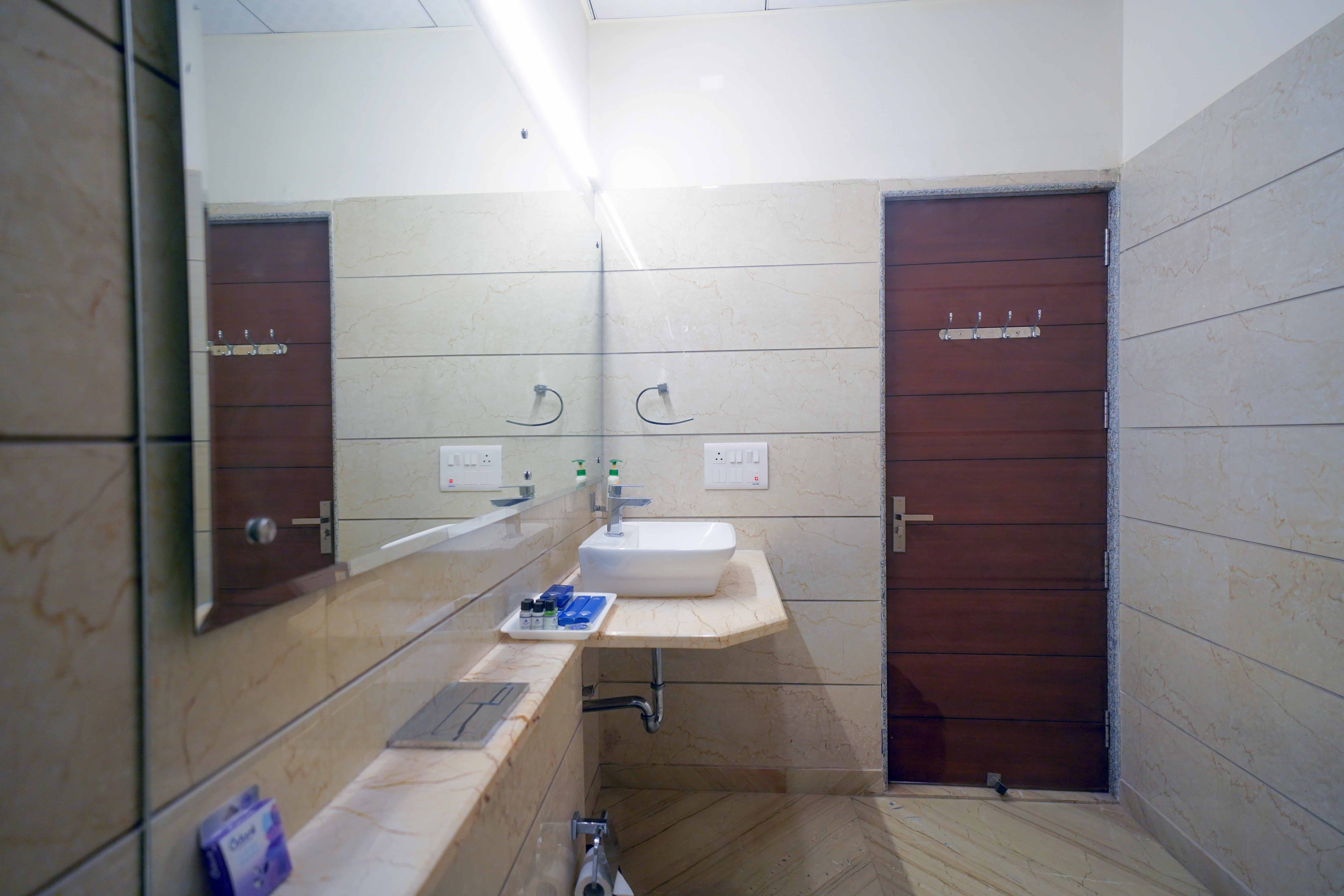 Royal Residence bathroom 6