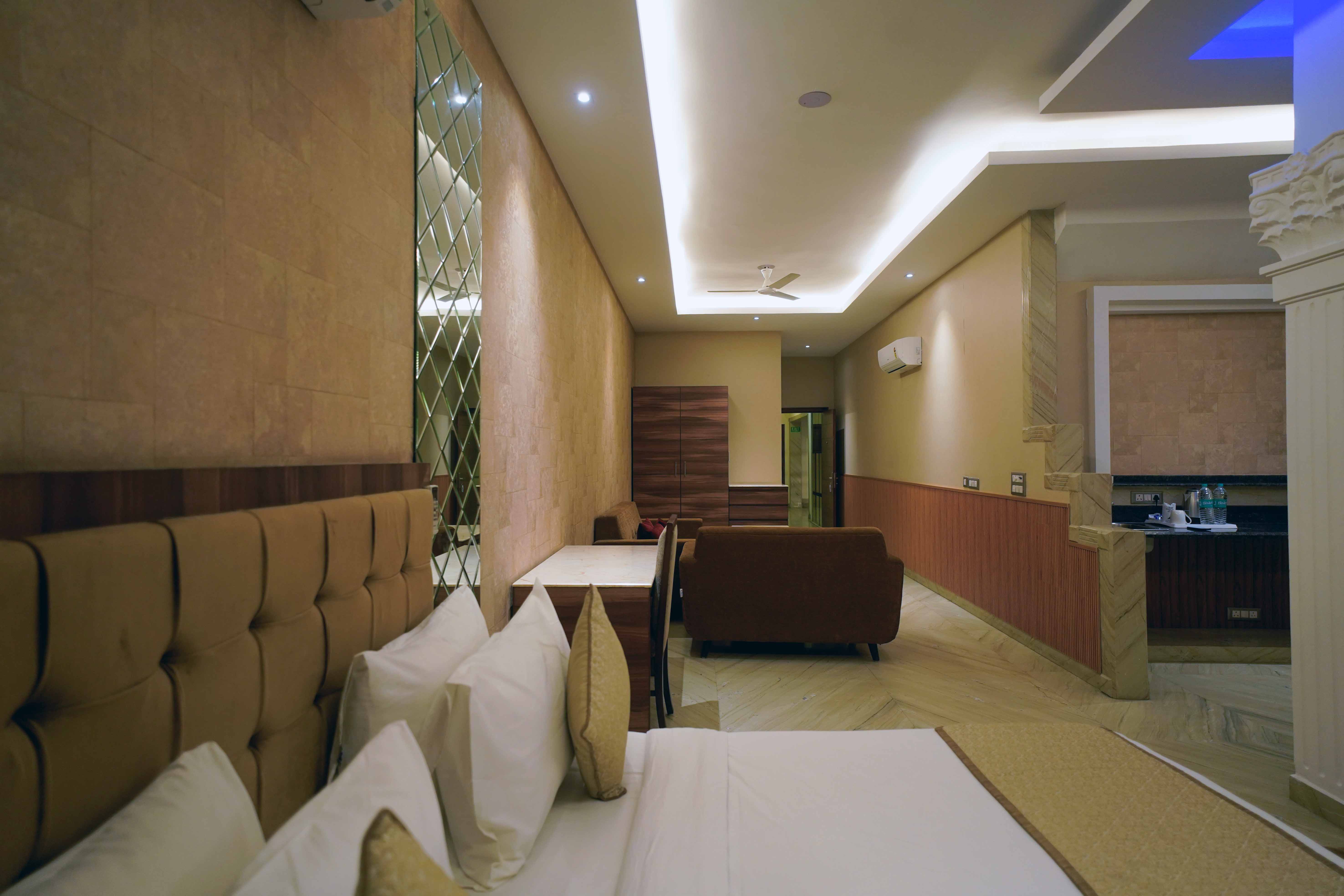 Royal Residence guest room 8