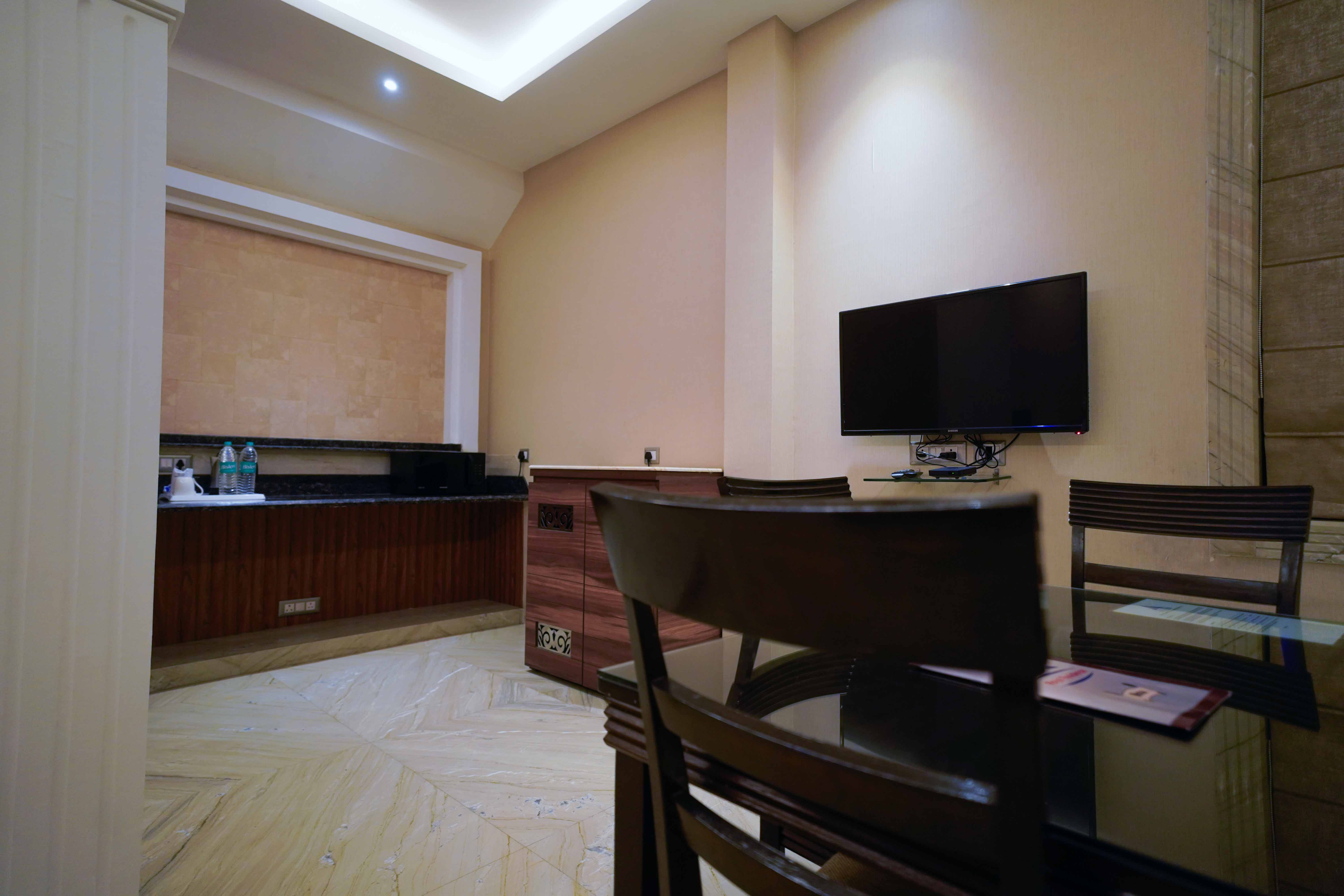 Royal Residence guest room 11