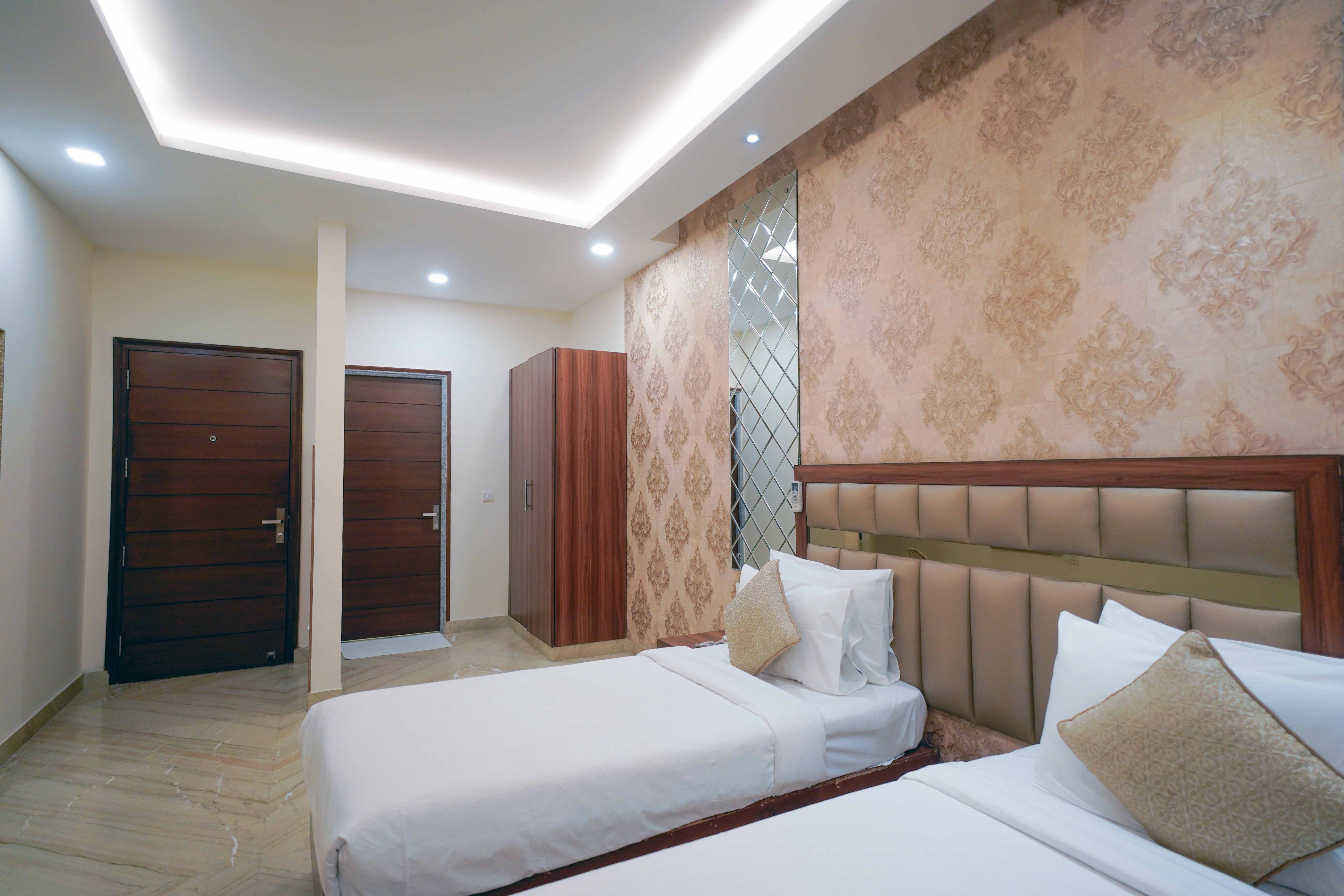 Royal Residence guest room 16