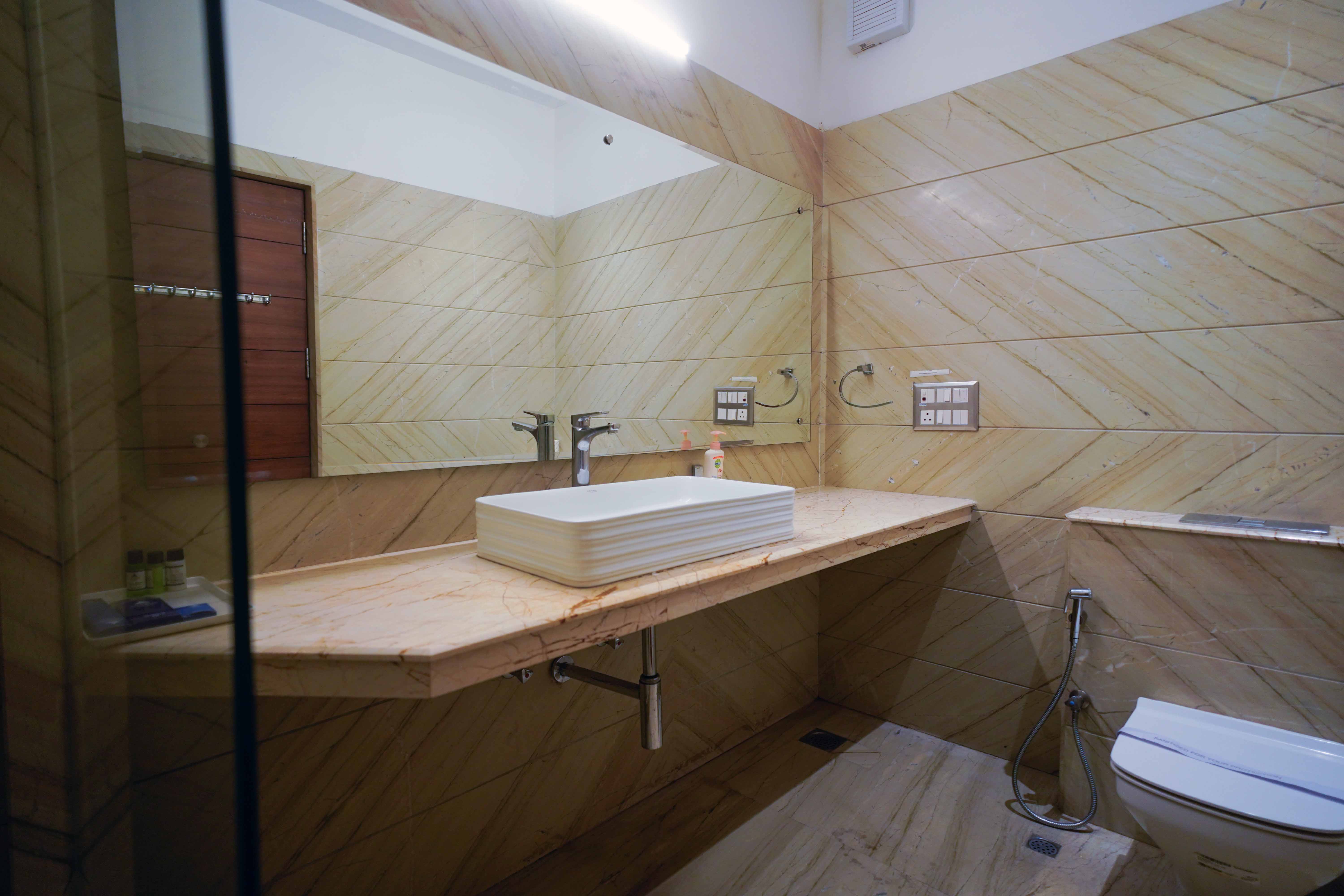 Royal Residence bathroom 2